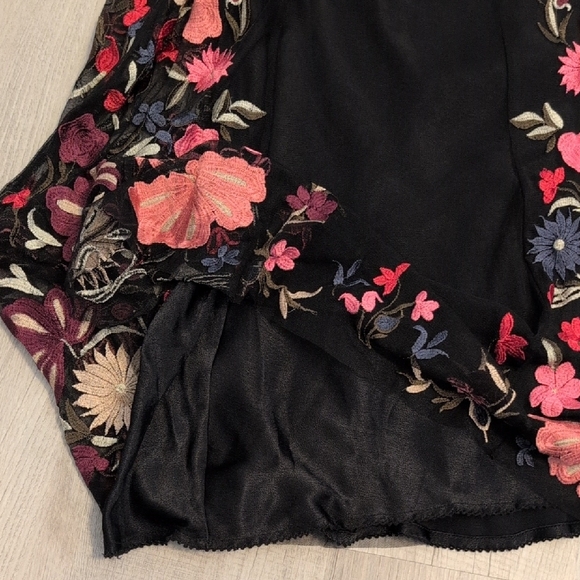 Chic Black Floral Embroidered Maxi Dress - Picture 7 of 9